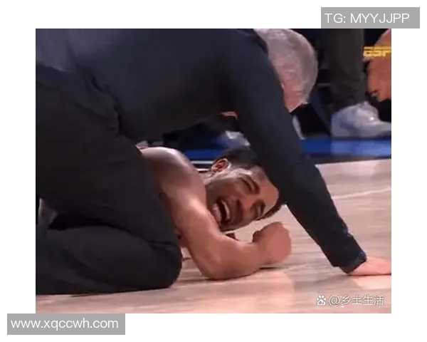 哈利伯顿痛苦倒地 步行者全队将其围住 哈利伯顿痛苦倒地 步行者全队将其围住